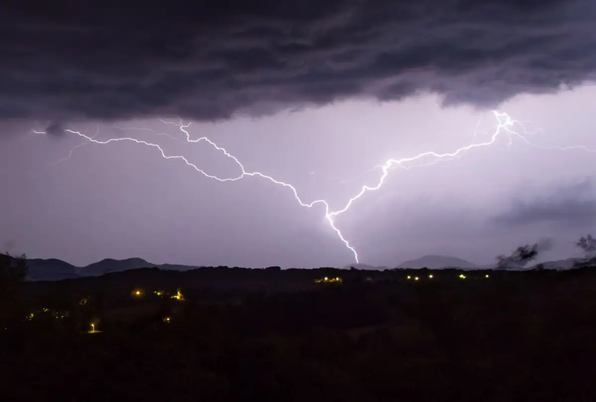 Inmet emite alerta de tempestade para 18 estados e DF no domingo de eleições