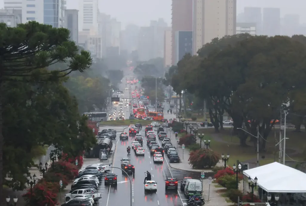 O Instituto Nacional de Meteorologia (Inmet) emitiu um alerta laranja de tempestades para 260 cidades do Paraná