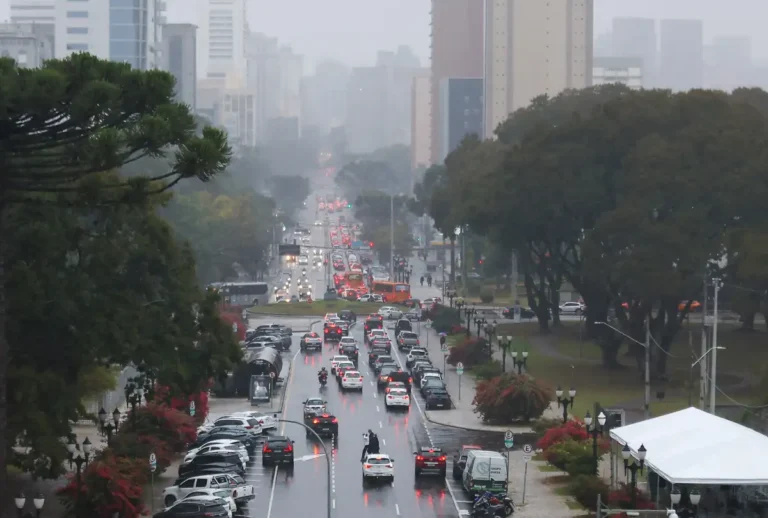 O Instituto Nacional de Meteorologia (Inmet) emitiu um alerta laranja de tempestades para 260 cidades do Paraná