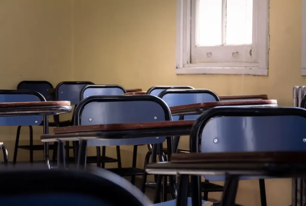 Um aluno de 14 anos atirou contra o diretor e uma professora dentro de uma escola nesta segunda-feira (12).