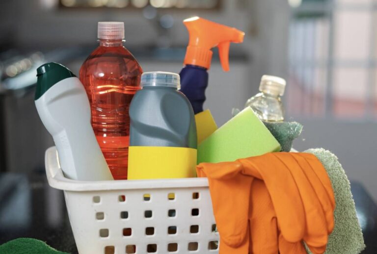 A Agência Nacional de Vigilância Sanitária (Anvisa) proibiu a fabricação, comercialização, distribuição, divulgação e uso de produtos de limpeza de duas empresas no Brasil.
