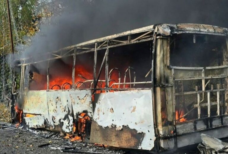 Um ataque russo atingiu uma rua movimentada em Kramatorsk, nesta quinta-feira (8). A explosão destruiu um ônibus e deixou 33 civis mortos.