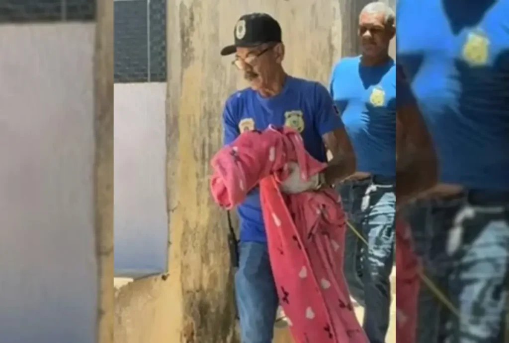 Um bebê recém-nascido, de apenas 23 dias, foi encontrado morto com mais de 20 facadas espalhadas pelo corpo.