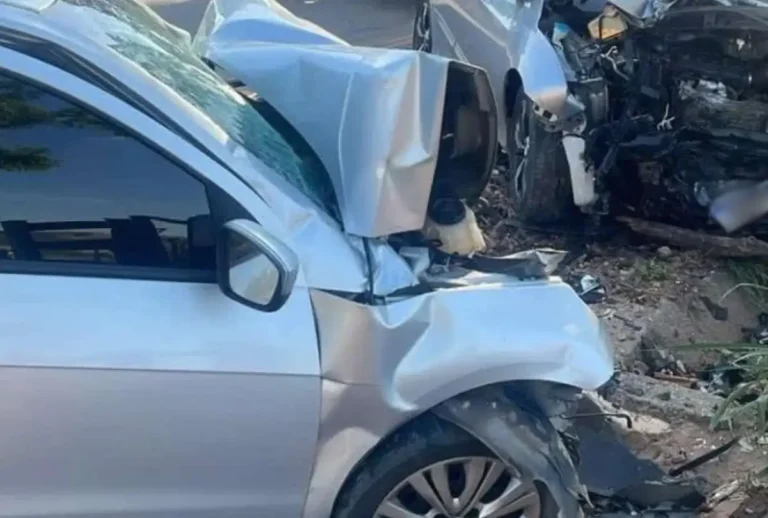 Um bebê sobreviveu a um grave acidente que matou seus pais na manhã deste domingo (11).
