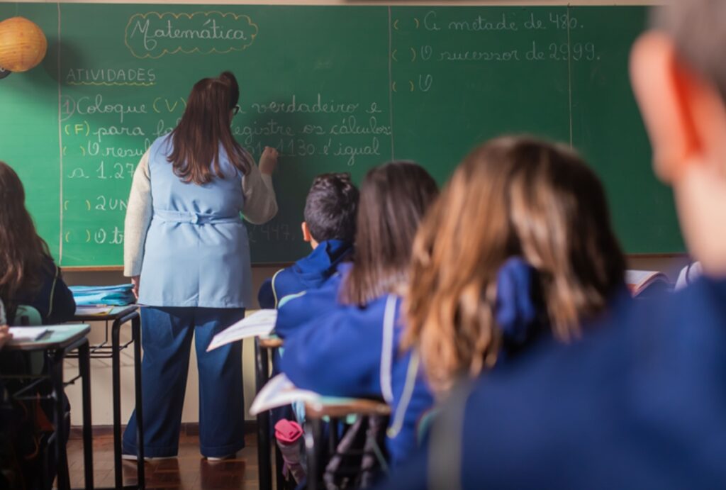 Cadastro escolar para vagas na rede municipal de Curitiba termina dia 30 de outubro. Veja como garantir a vaga para 2027.