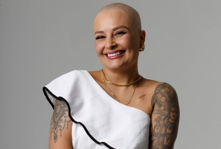 Diagnosticada com câncer de mama, a dentista Vladja Torno compartilha sua rotina de tratamento na internet e inspira milhares de mulheres.