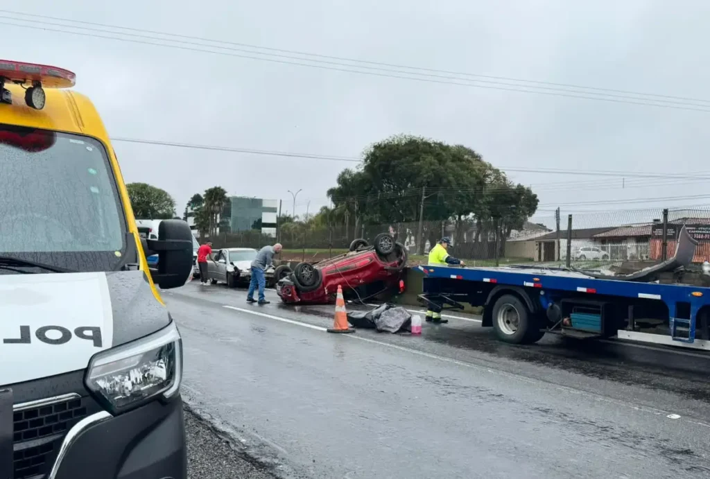 Um carro capotou após uma batida na BR-277, na manhã desta segunda-feira (12), em Curitiba.
