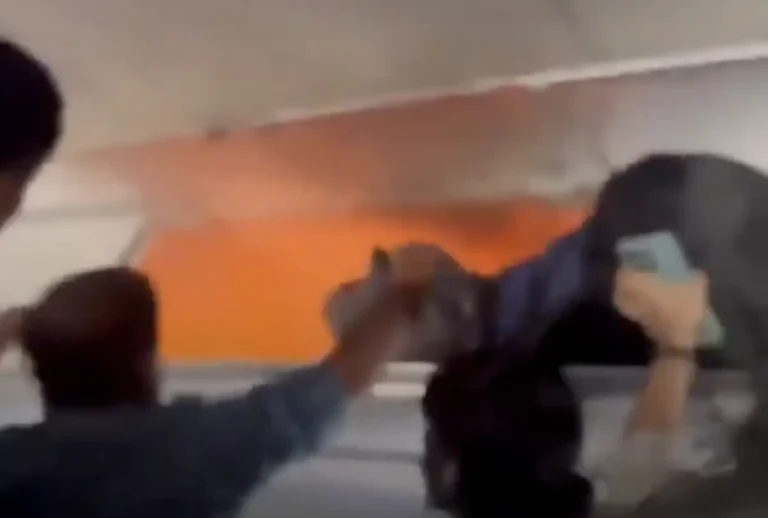 Um carregador portátil pegou fogo dentro de um avião com mais de 180 passageiros durante um voo neste domingo (11).