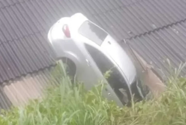 Um homem foi encontrado morto dentro de um carro que caiu no telhado de uma casa