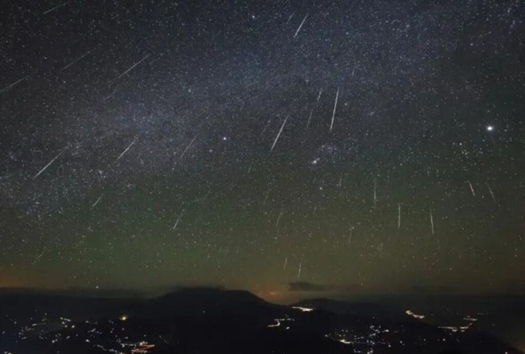 Chuva de meteoros Orionídeas atinge o pico na madrugada desta quarta-feira (21). Confira o melhor horário e como assistir ao espetáculo.