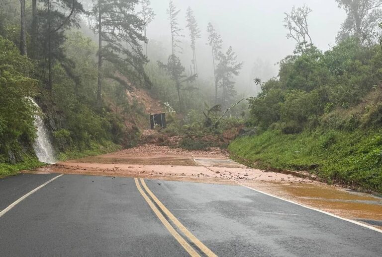 As fortes chuvas no Paraná provocaram deslizamentos de terra, quedas de barreiras e interdições em rodovias estaduais