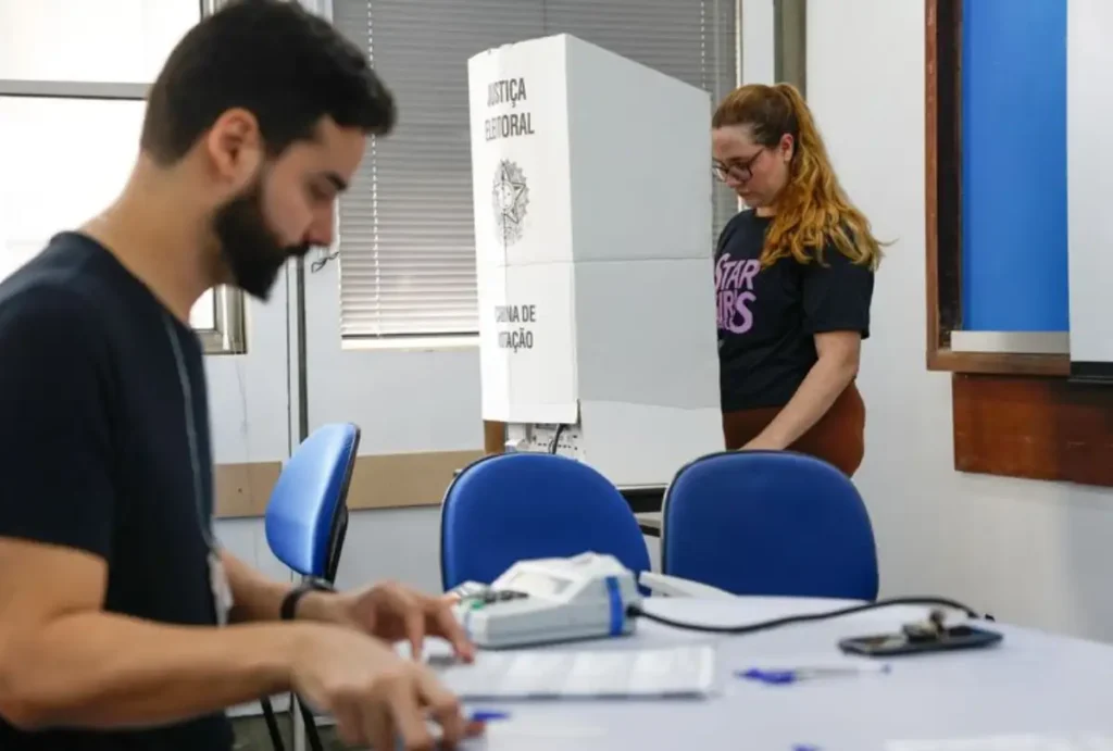 O segundo turno das Eleições 2026 acontece neste domingo (25), das 8h às 17h, pelo horário de Brasília.