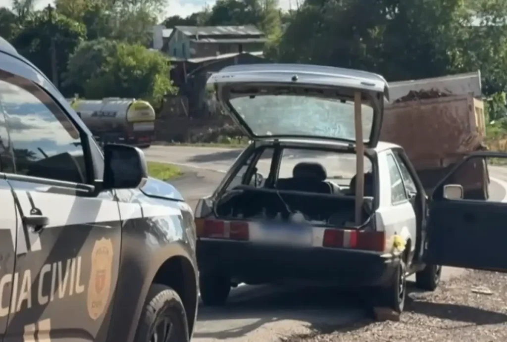 Um corpo esquartejado foi encontrado dentro do porta-malas de um carro, em Marmeleiro, no Sudoeste do Paraná, nesta terça-feira (27).