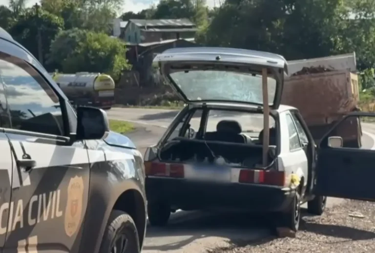 Um corpo esquartejado foi encontrado dentro do porta-malas de um carro, em Marmeleiro, no Sudoeste do Paraná, nesta terça-feira (27).