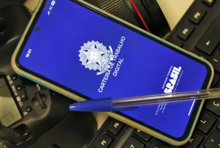Mesmo quem está com a carteira de trabalho assinada há poucos meses pode receber o benefício do décimo terceiro salário.