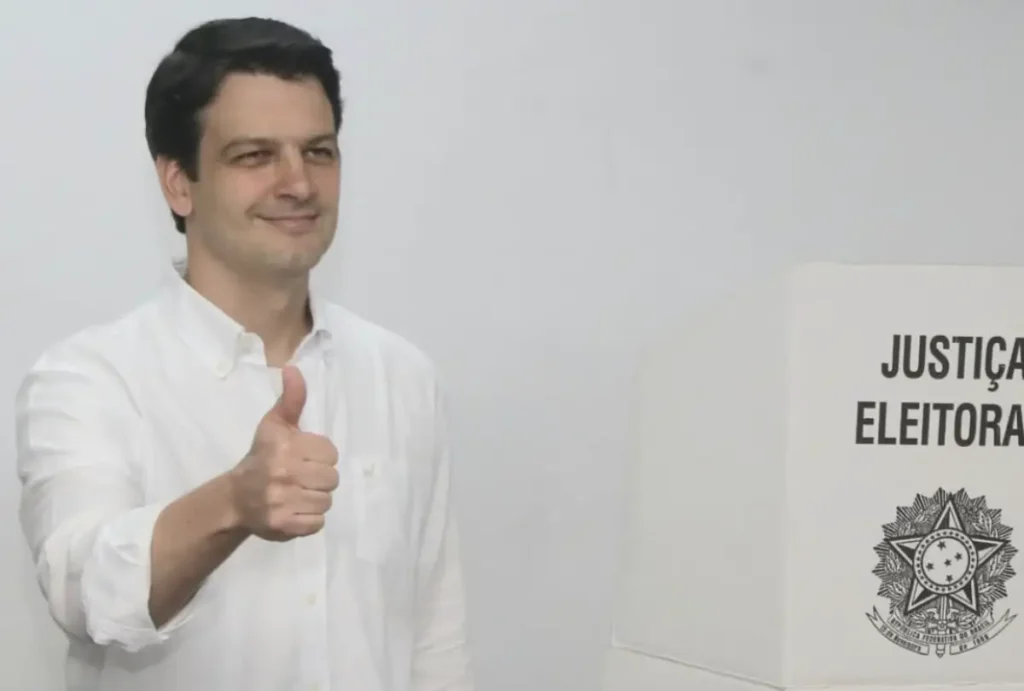 O prefeito de Curitiba, Eduardo Pimentel (PSD), reafirmou seu apoio ao candidato à Presidência Flávio Bolsonaro (PL) neste domingo (25)
