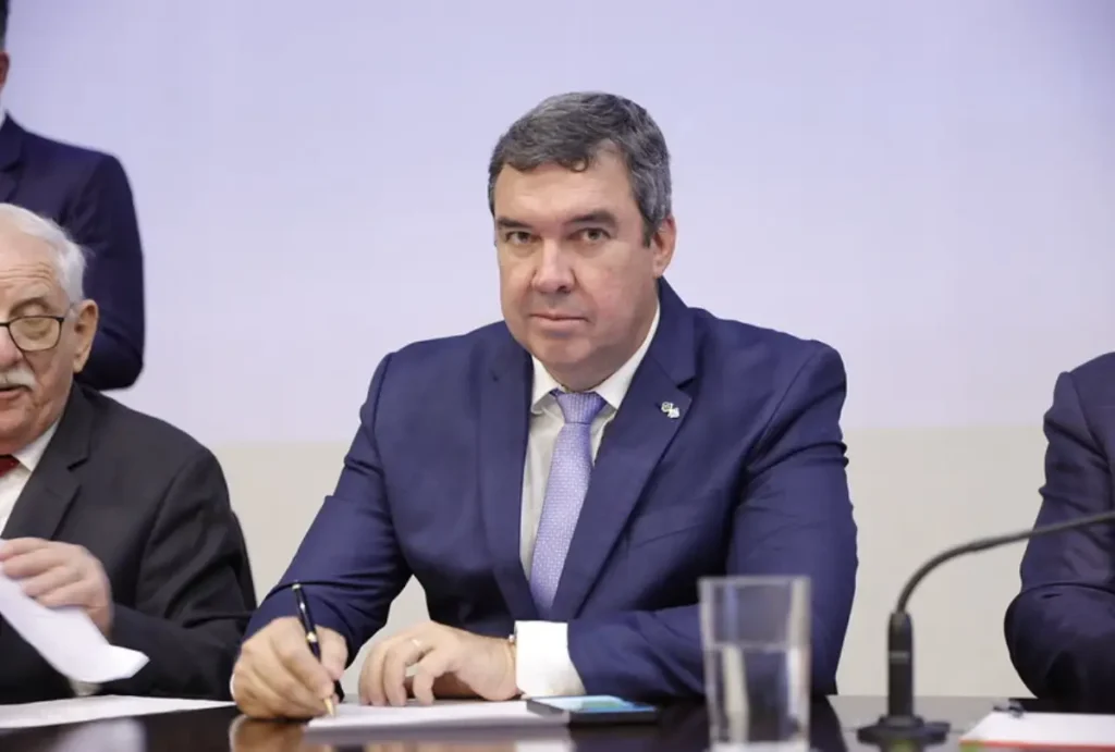 Eduardo Riedel (PP) foi eleito governador do Mato Grosso do Sul neste domingo (4), no primeiro turno das Eleições 2026.