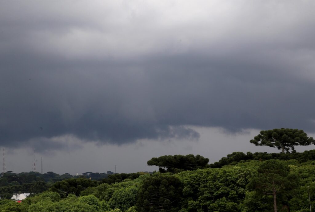 El Niño atingiu seu pico histórico e trará chuvas acima da média para o Paraná até dezembro. Há risco alto de temporais e granizo.