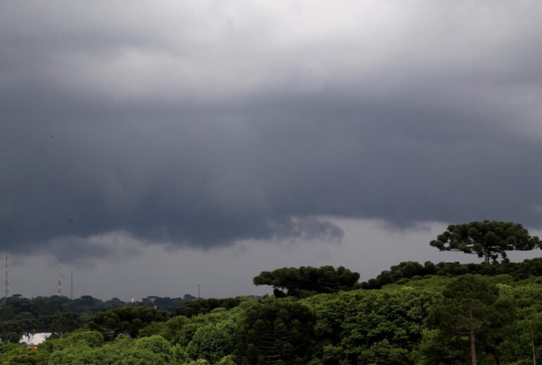 El Niño atingiu seu pico histórico e trará chuvas acima da média para o Paraná até dezembro. Há risco alto de temporais e granizo.