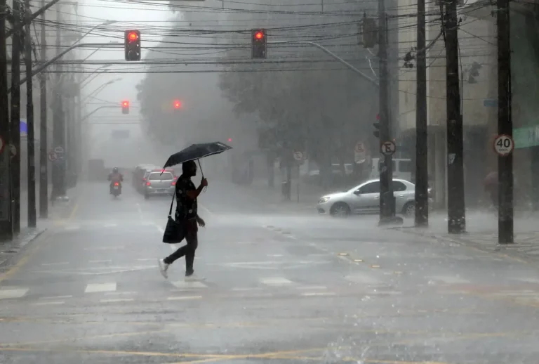 O El Niño pode contribuir para que o volume de chuva em outubro ultrapasse três vezes a média histórica em algumas regiões do Paraná.