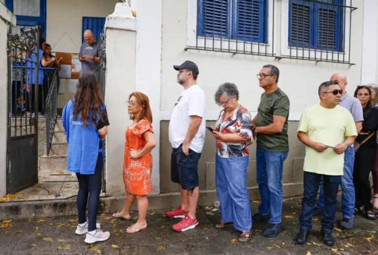 Apesar das tentativas de atendimento, a eleitora não resistiu e morreu.