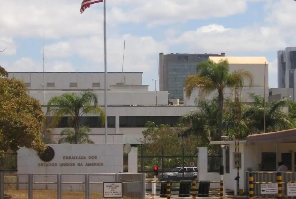 Embaixadas dos EUA e da Austrália fecharam as portas no Brasil e suspenderam serviços alegando riscos de segurança e terrorismo.