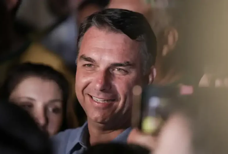 O senador Flávio Bolsonaro (PL) recebeu 80,08% dos votos no Japão no segundo turno das Eleições 2026, realizado neste domingo (25).