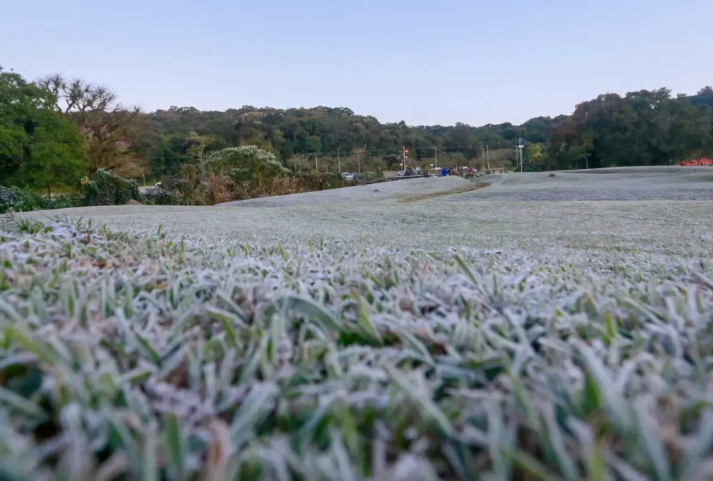 Uma massa de ar frio promete derrubar as temperaturas no Sul do Brasil a partir desta sexta-feira (16).
