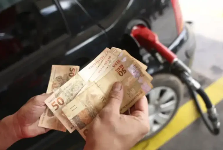 A gasolina pode ficar mais barata no Paraná a partir deste sábado (10).