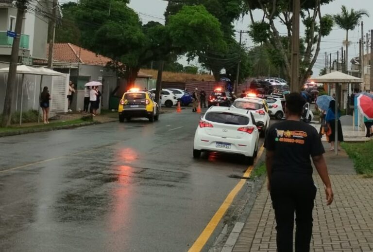Um homem armado invadiu o CMEI São Braz, em Curitiba, nesta sexta (9), e fez 25 crianças e professores reféns. O Bope isolou o local.
