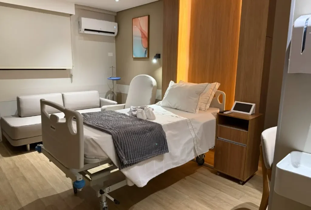 Um hospital de Curitiba inaugurou quatro quartos VIP com serviços que lembram a estrutura de hotéis de alto padrão.