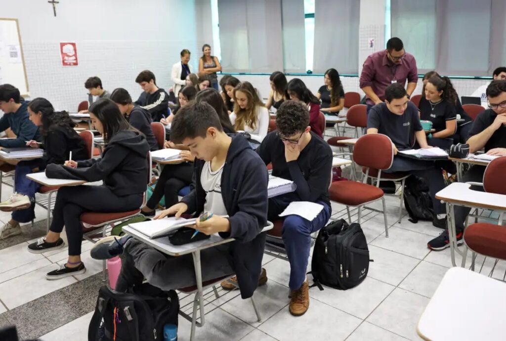 O MEC abriu as inscrições para as vagas remanescentes do Fies 2026. O prazo vai até 3 de novembro pela internet. Saiba como se inscrever.