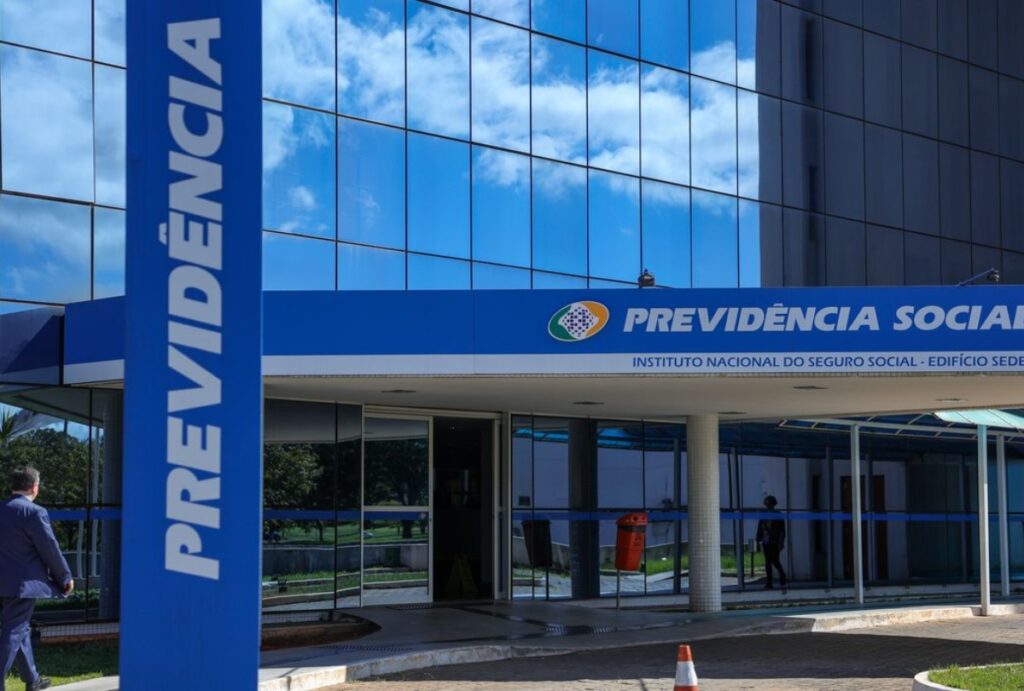 Mulheres vítimas de violência e afastadas do trabalho por medida protetiva vão receber benefício do INSS. Entenda como funciona a nova regra.