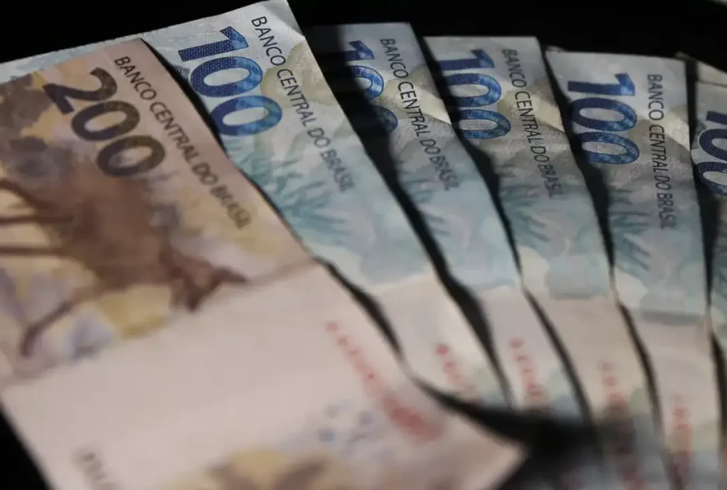 INSS começa os pagamentos de outubro na segunda-feira (26). Confira o calendário completo e veja quando aposentados e pensionistas recebem.
