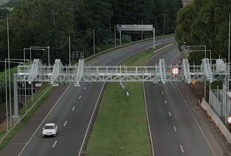 O benefício garante aos motoristas cadastrados duas passagens diárias gratuitas, o que corresponde a um trajeto de ida e outro de volta na praça de cobrança.