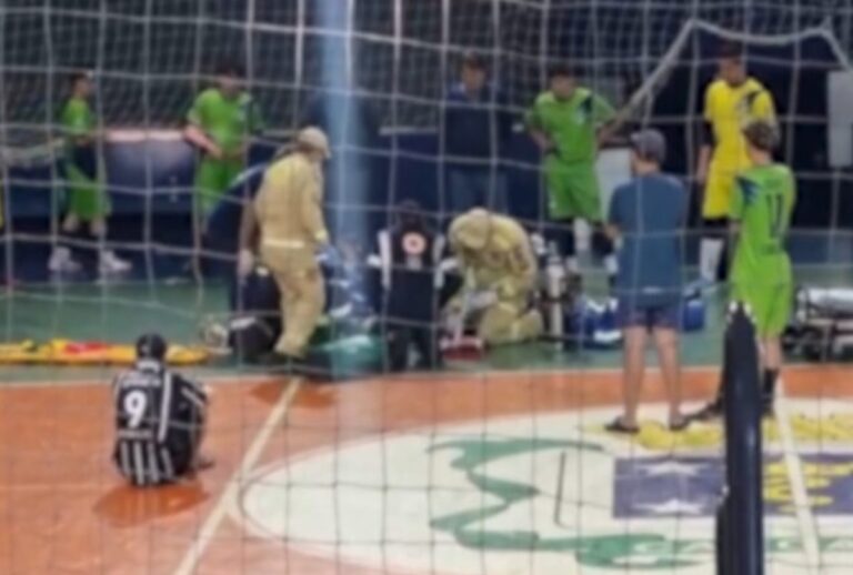 Um jovem de 17 anos sofreu uma parada cardíaca durante um jogo de futsal em Cascavel, no Paraná. Ele foi reanimado por 40 minutos.