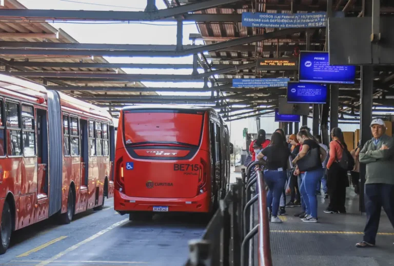 O Tribunal de Contas do Estado do Paraná (TCE-PR) determinou a suspensão imediata da licitação dos ônibus de Curitiba.