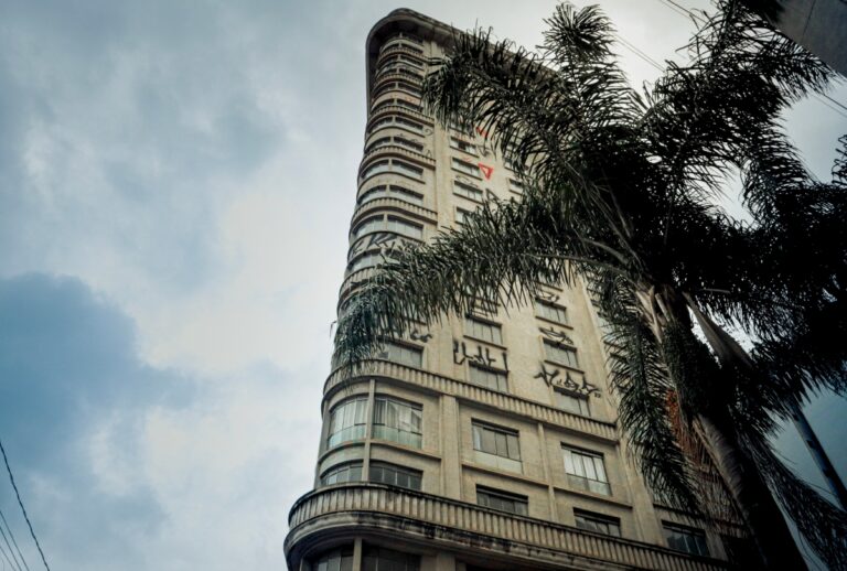 De hotel 5 estrelas a prédio abandonado no Centro de Curitiba, estudantes lançam livro sobre a história do Edifício Miguel Calluf.