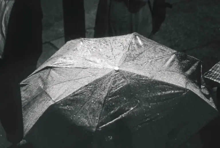Uma menina autista de seis anos pulou da janela do apartamento utilizando um guarda-chuva