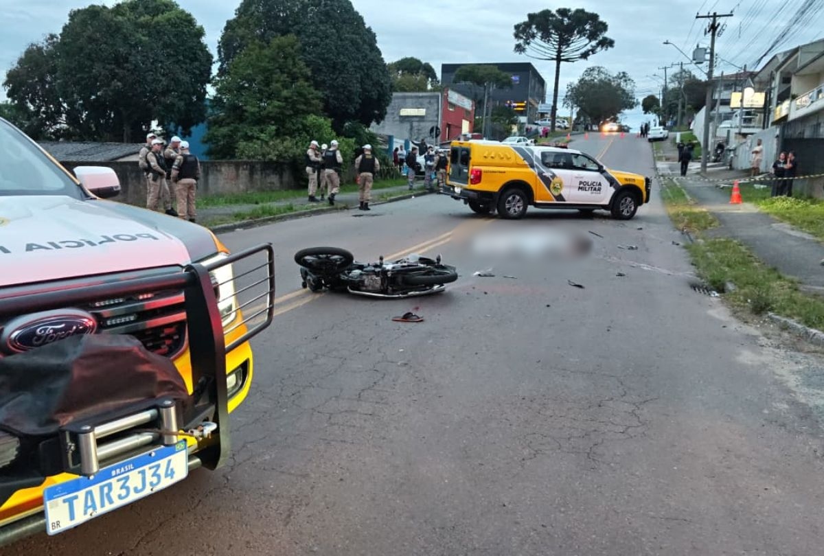 Motociclista morre após avançar preferencial e bater contra carro em Curitiba