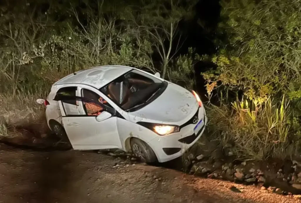 Mulher é esfaqueada e abandonada em carro no Paraná