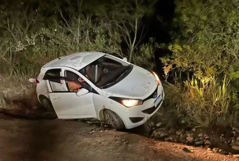 Mulher é esfaqueada e abandonada em carro no Paraná