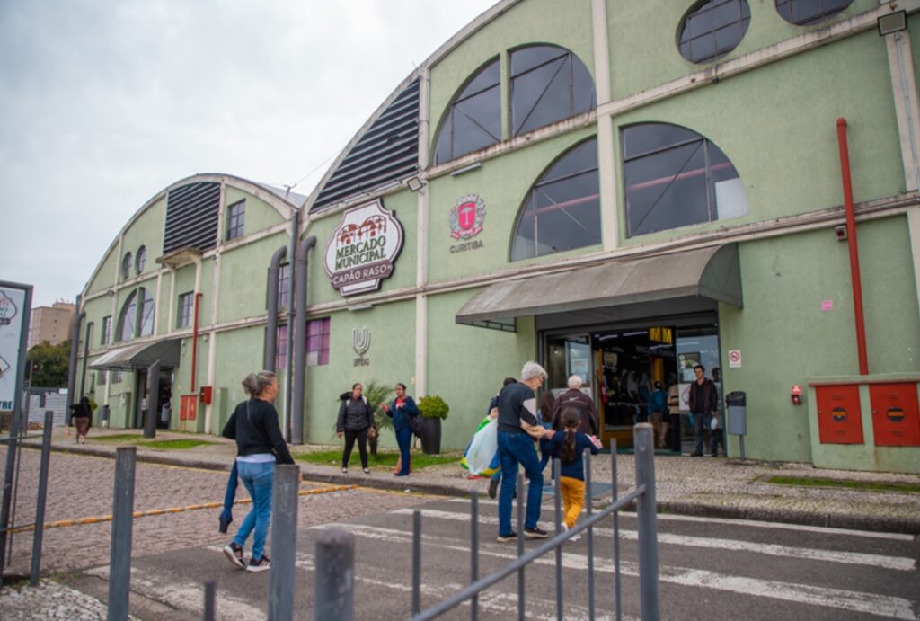 A 6ª edição da Oktoberfest do Mercado Municipal Capão Raso, em Curitiba, começa nesta quinta (15) com entrada gratuita, chope e gastronomia.