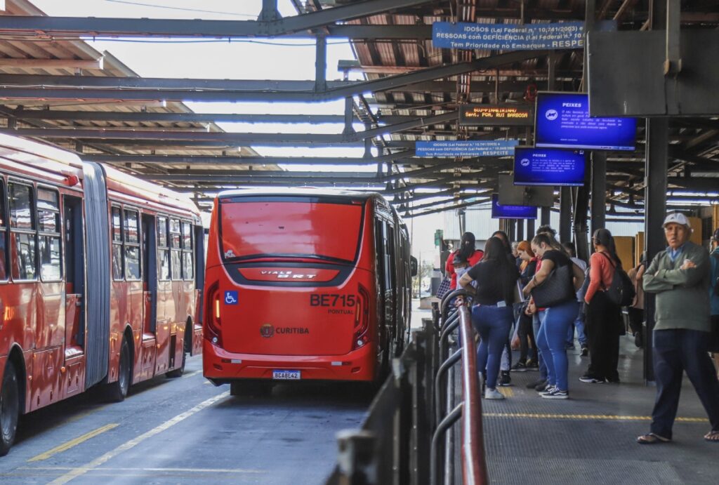 Os ônibus em Curitiba serão de graça neste domingo (4) para o primeiro turno das eleições. Frota vai operar com horários de sábado.