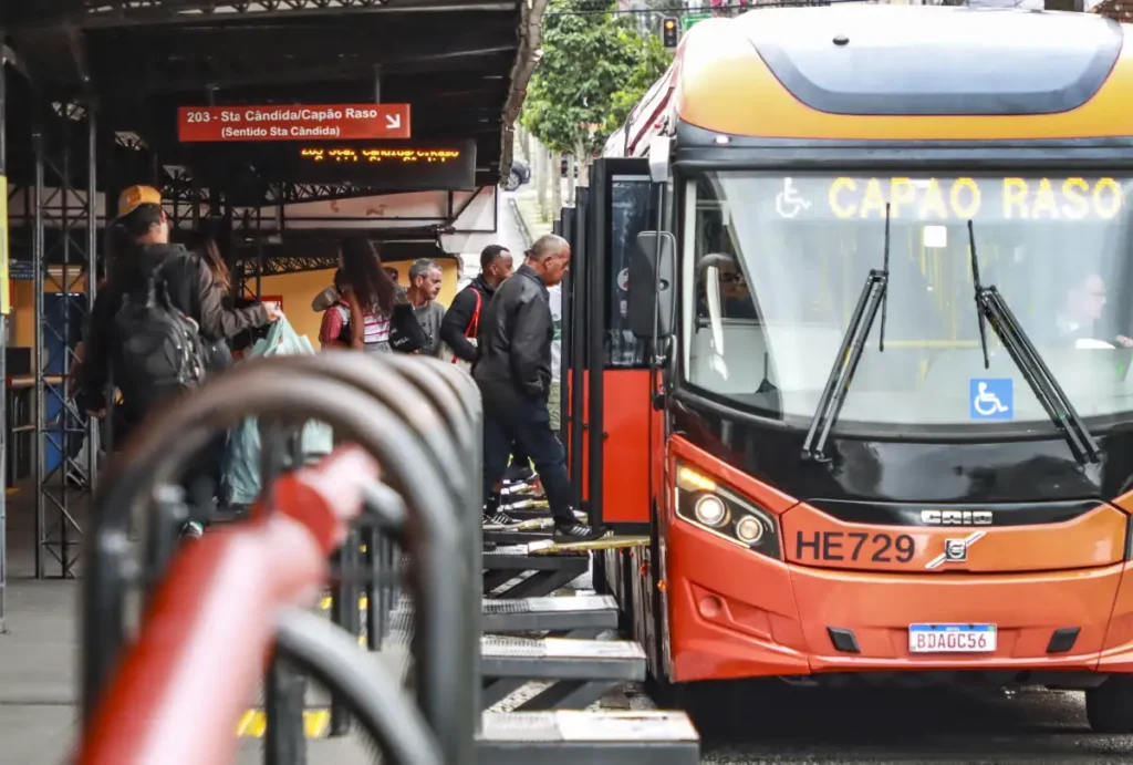 Os passageiros que utilizam os ônibus de Curitiba precisam ficar atentos aos horários nesta segunda-feira (12).