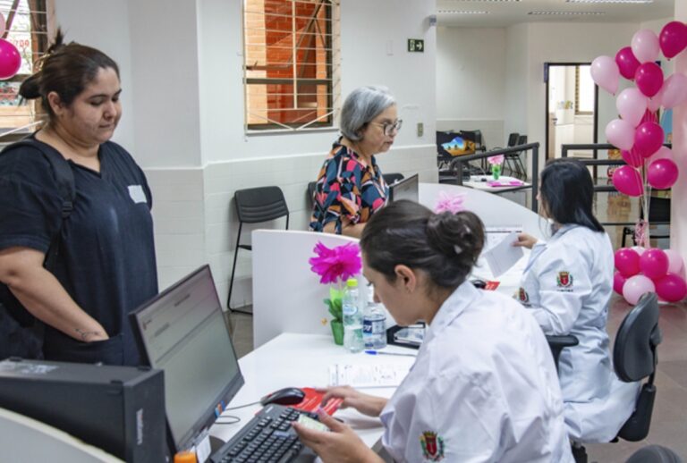 Ação do Outubro Rosa em Curitiba abre 33 postos de saúde aos sábados para exames preventivos, mamografias e vacinas. Veja como agendar.
