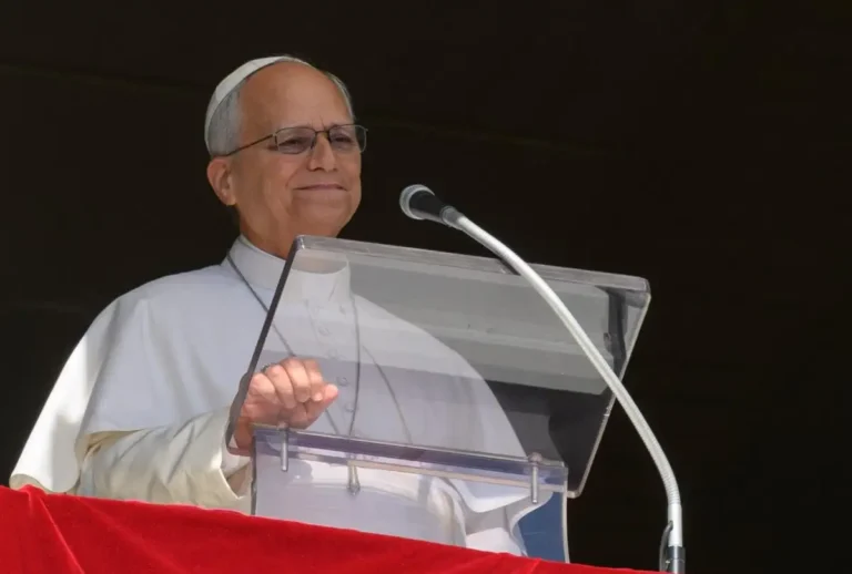 O Papa Leão XIV anunciou neste domingo (11) que passará por uma cirurgia para retirar um nódulo no pulmão.