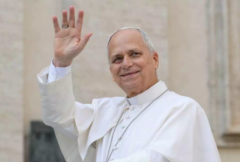 Internado em Roma após uma cirurgia de câncer no pulmão, o Papa Leão XIV apresentou boa recuperação, voltou a trabalhar e a celebrar missa.