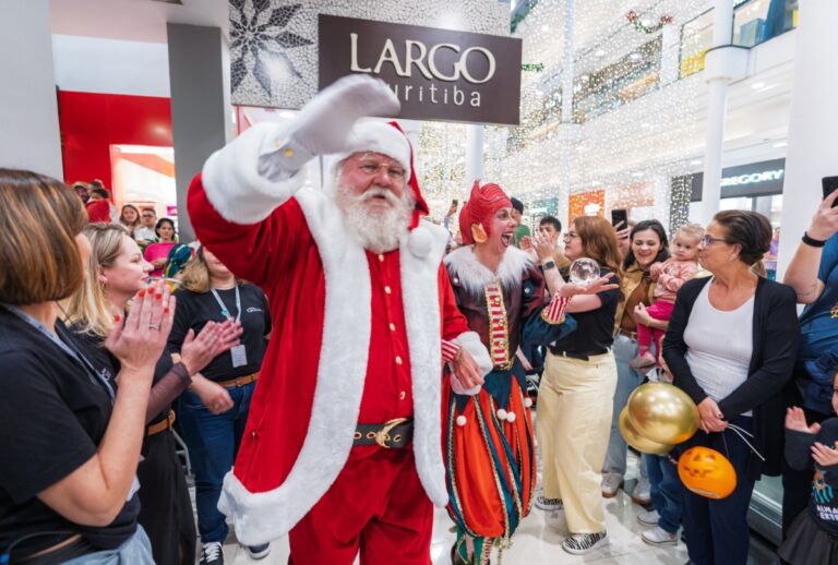 Papai Noel chega ao Shopping Curitiba neste sábado (31) para abrir a temporada de Natal com cortejo musical e fachada iluminada.