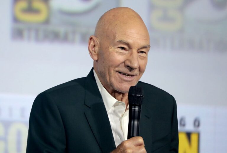 O ator britânico Patrick Stewart, conhecido por interpretar o Professor Xavier na franquia "X-Men" e o capitão Jean-Luc Picard em "Star Trek"
